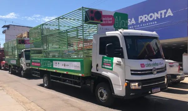 caminhão da reciclagem modelo gaiola na cor verde nas ruas de serra talhada pernambuco